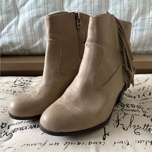 EUC Sam & Libby Fringe Watson Western Cowboy Ankle Boots Booties Putty Beige